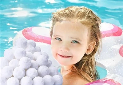 Bile albe din fibre reutilizabile pentru o piscină perfectă